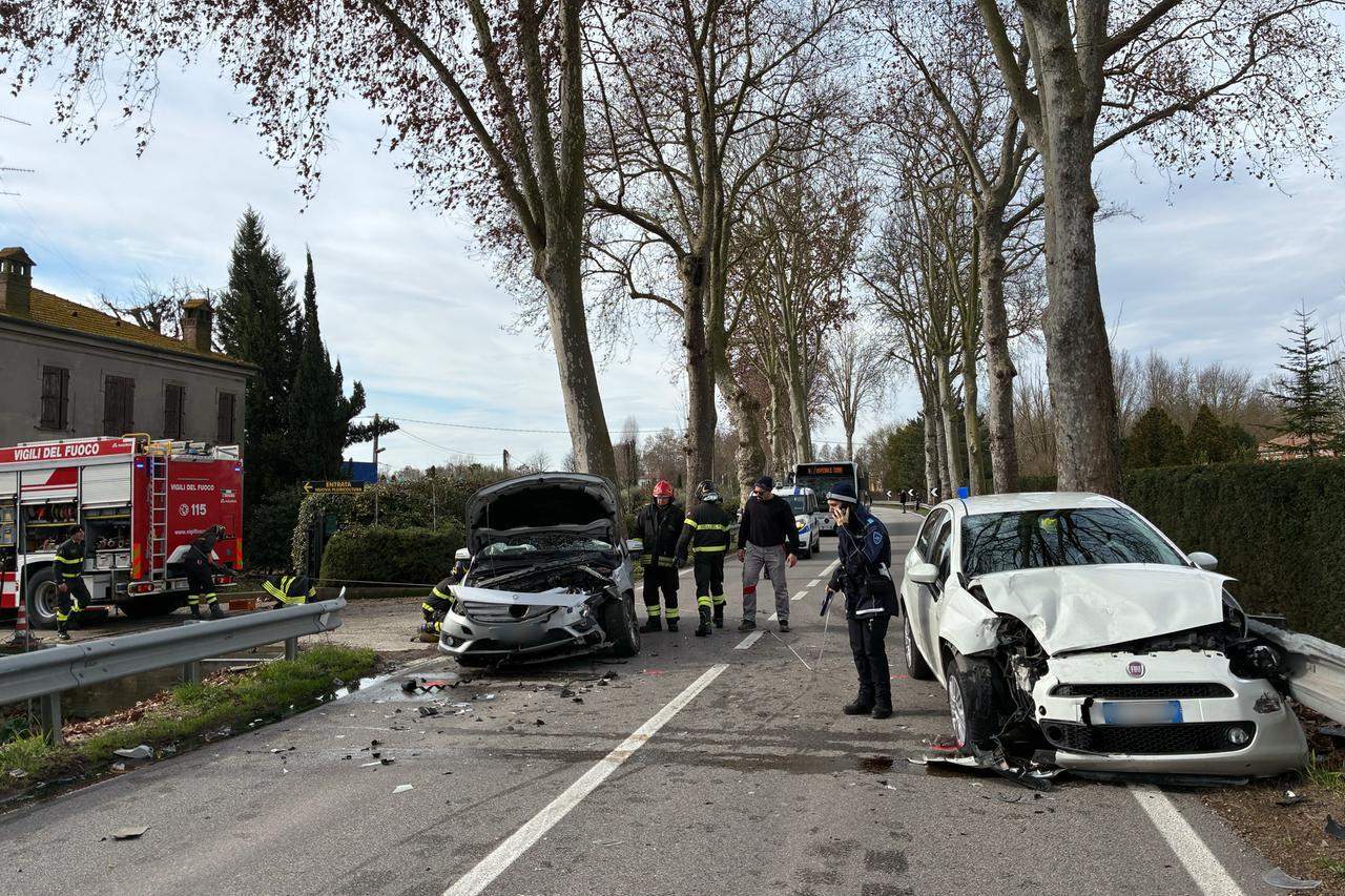 Schianto tra auto a Ferrara, due feriti