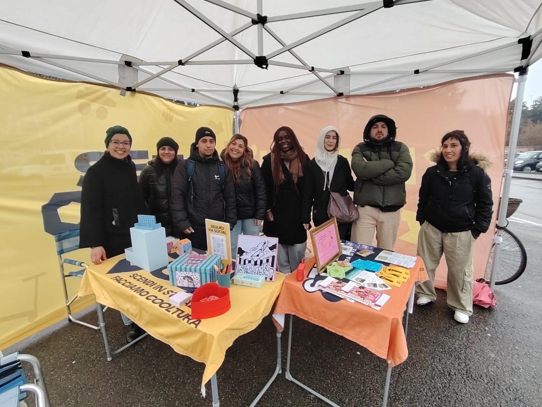 Così il presidio “Street in” incontra i giovani alla fermata del bus alla Zucchi