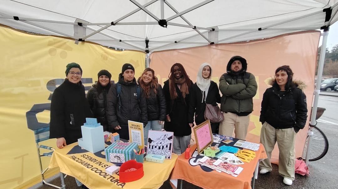 Così il presidio “Street in” incontra i giovani alla fermata del bus alla Zucchi
