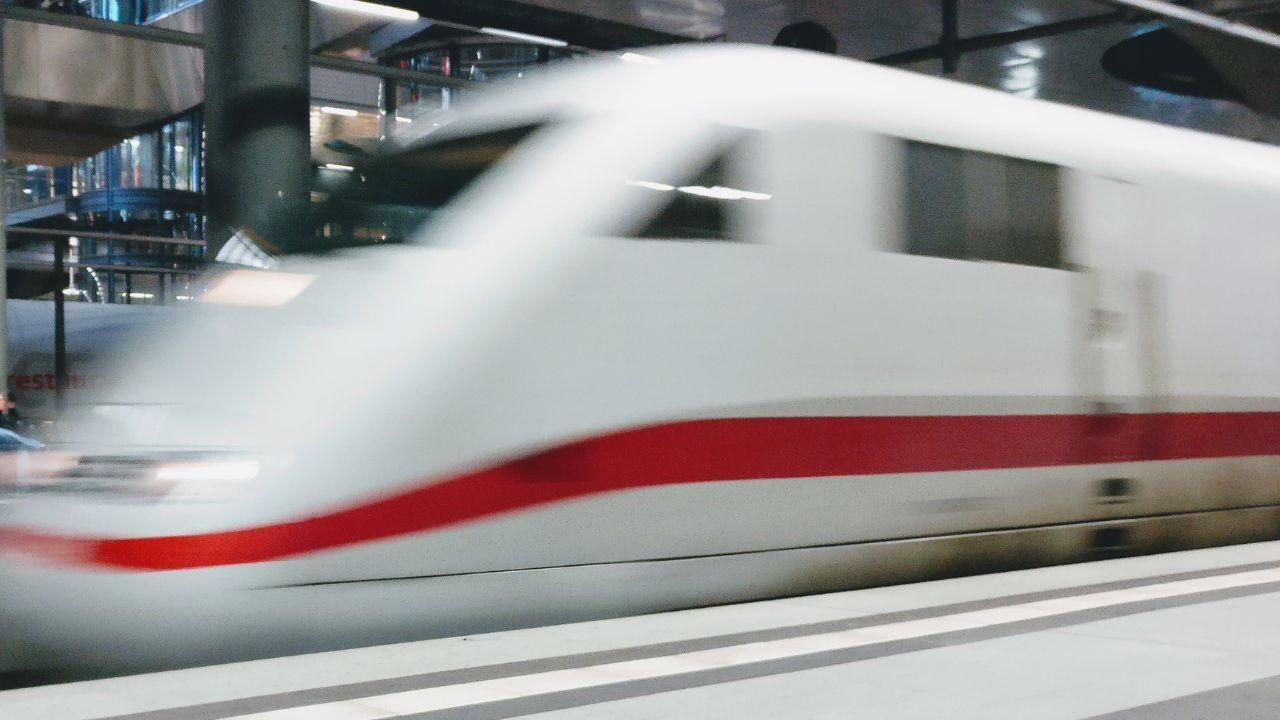 Spoleto, scivola nel tentativo di salire sul treno in corsa: muore a 43 anni