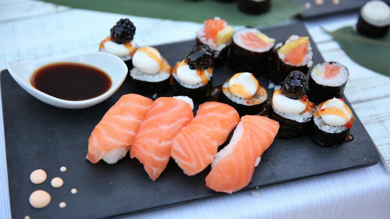 Contrae l’epatite dopo una cena a base di sushi, parla l’esperto: «Ecco quando può accadere»