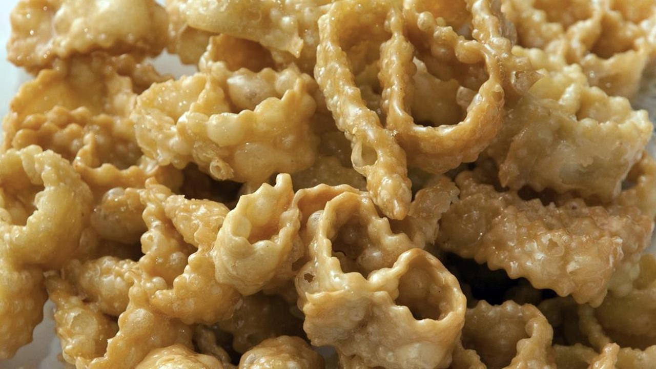 Origliette, cattas, ravioli dolci e chiacchiere tra geometrie di miele e fritture da strada