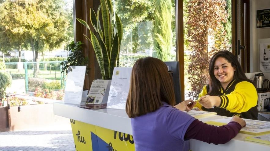 Un’addetta al lavoro in una struttura Human Company (Foto d’archivio)