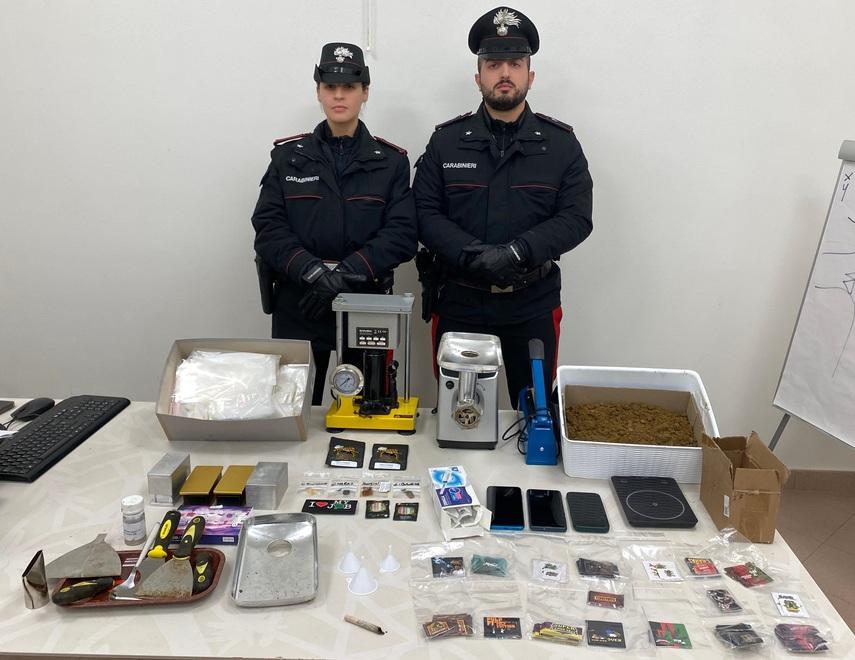 L’amico sta male e chiama i soccorsi, scoperta così la base dello spaccio di droga: due denunce