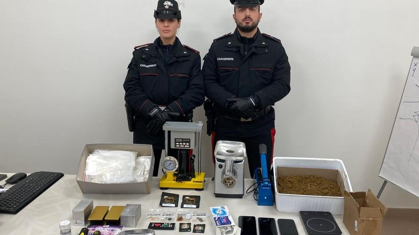 L’amico sta male e chiama i soccorsi, scoperta così la base dello spaccio di droga: due denunce