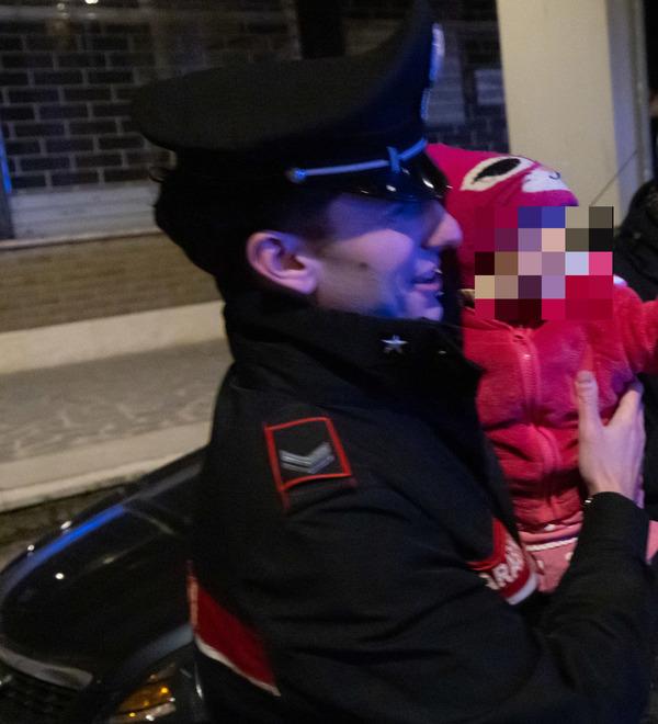 Ferrara: con la bimba dormono in auto. I carabinieri trovano un alloggio