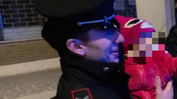 Ferrara: con la bimba dormono in auto. I carabinieri trovano un alloggio