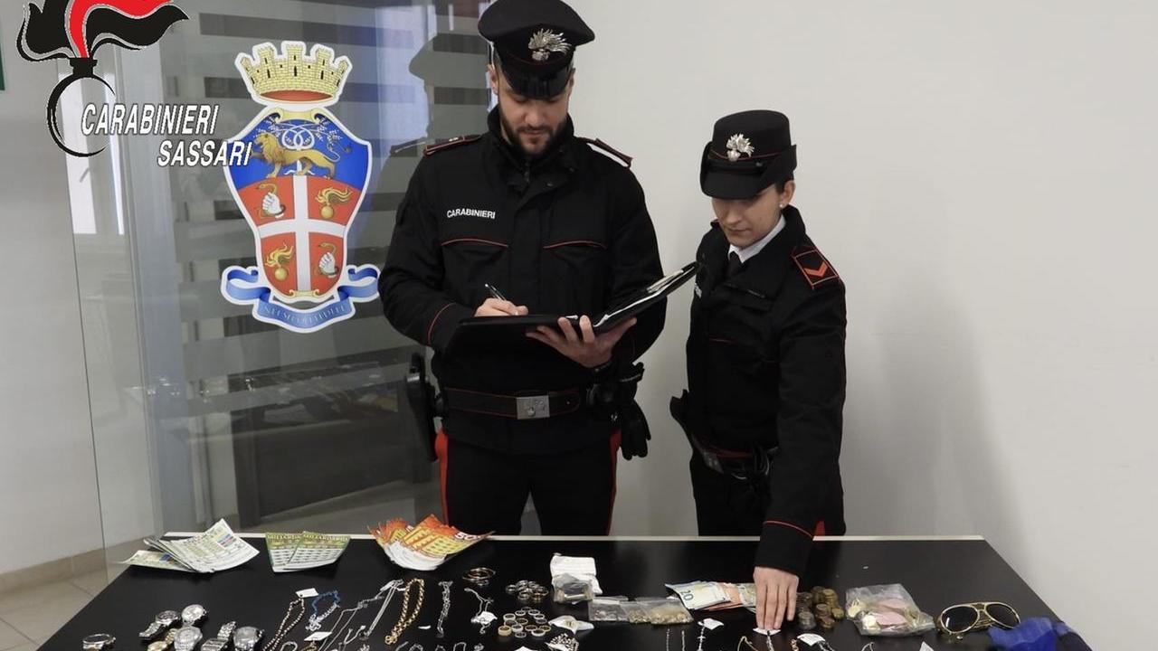 Furti con spaccata nella notte ai danni di due negozi: denunciato un uomo