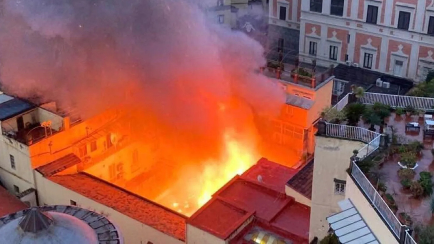 Terribile incendio a Napoli: brucia il teatro Sannazaro, diverse persone intossicate dal fumo –VIDEO