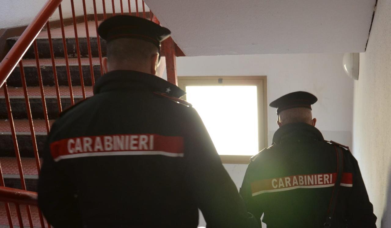 Manomette il braccialetto elettronico poi si scaglia contro i carabinieri: arrestato