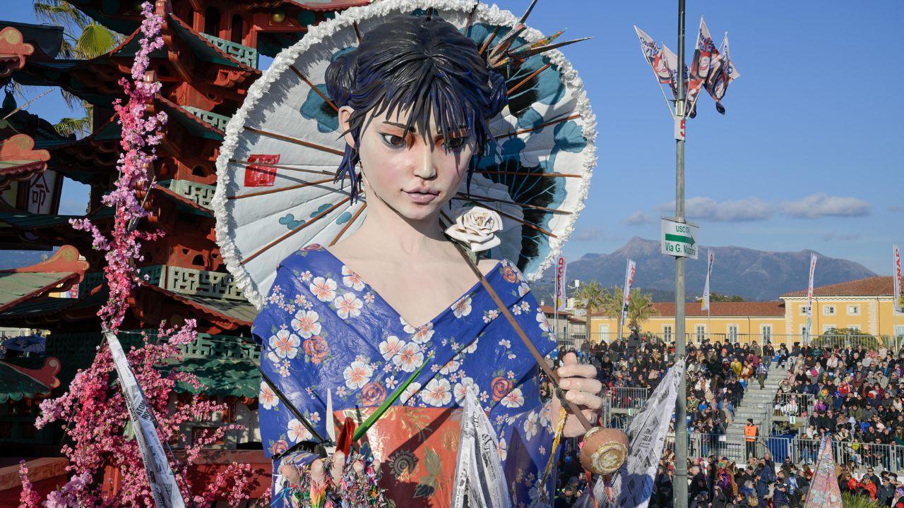 Carnevale di Viareggio, via al corso di martedì grasso: i carri sfilano in diretta tv