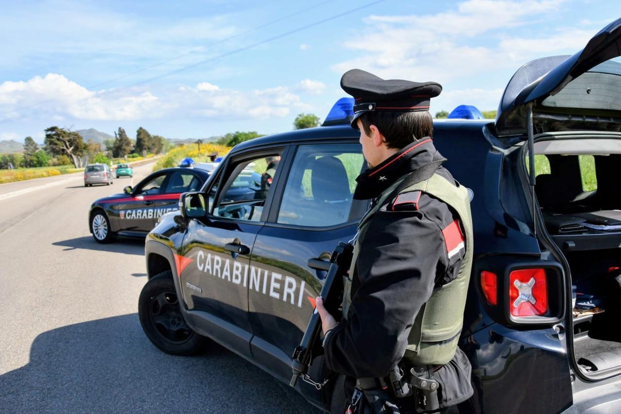 Pedina la ex moglie con un coltello e filma tutto con una dashcam: arrestato