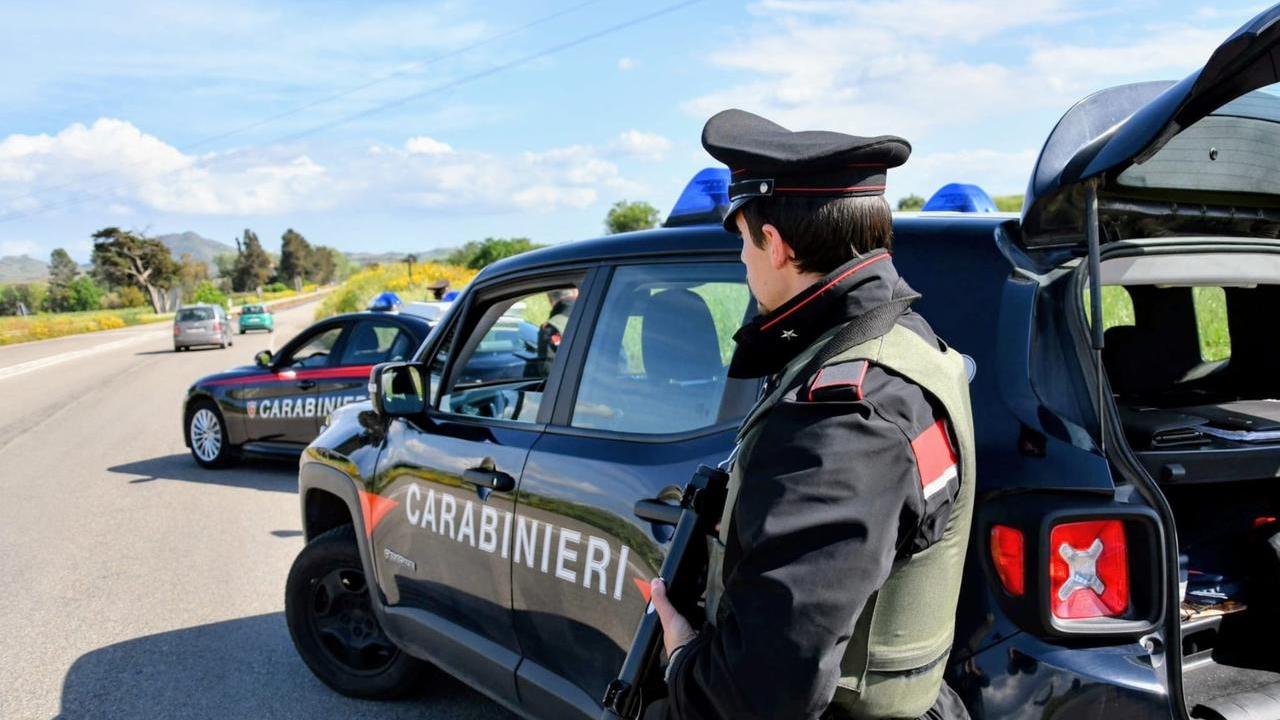 Pedina la ex moglie con un coltello e filma tutto con una dashcam: arrestato