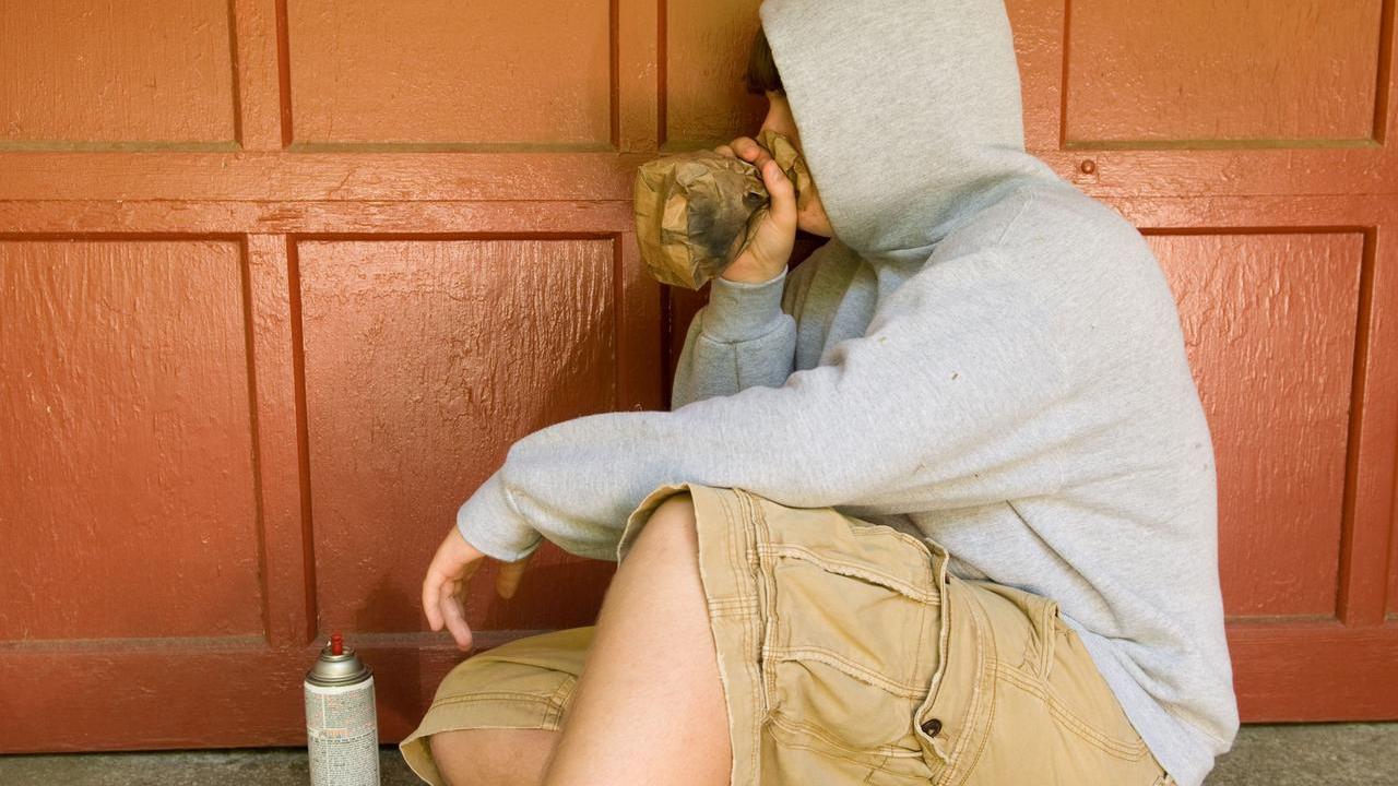 Muore a 11 anni inalando deodorante spray, torna l'allarme “chroming”: di cosa si tratta e perché è pericoloso