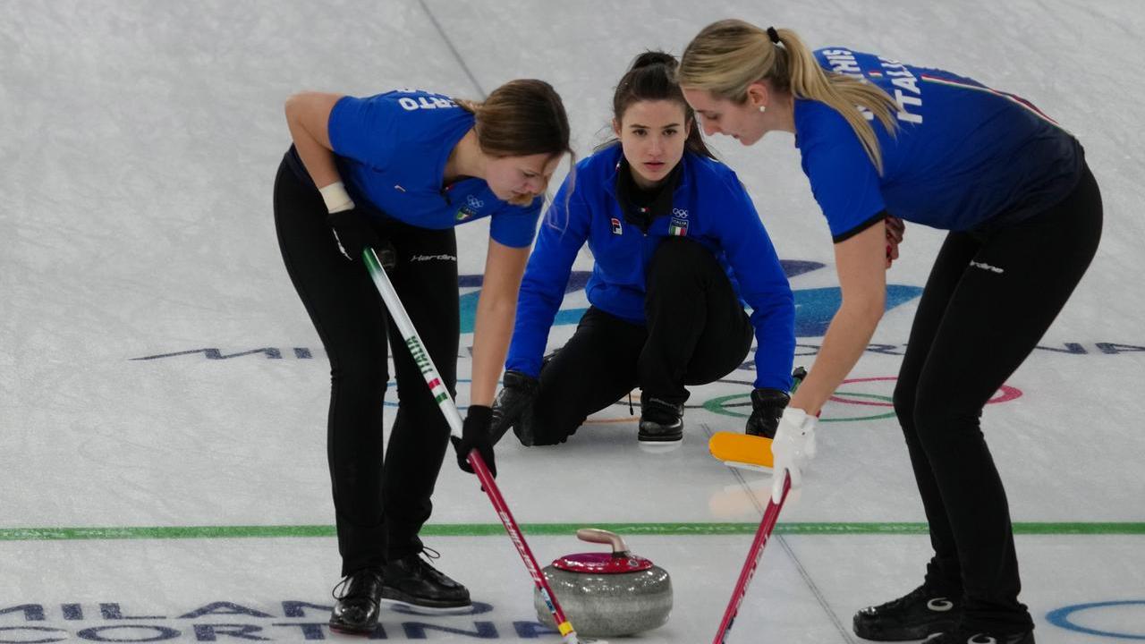 Milano Cortina, tutte le gare di oggi: dal curling al pattinaggio di velocità, orari e dove vedere gli azzurri