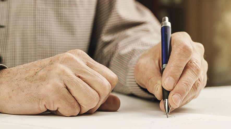 Anziano “firma” il testamento... da morto: la convivente, la badante e il Comune di Reggio devono restituire l’eredità da un milione di euro