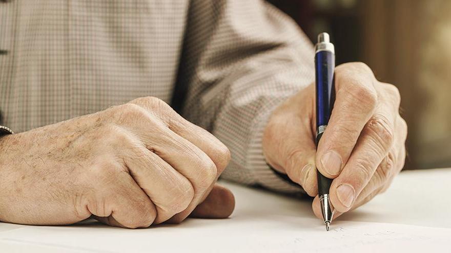 Anziano “firma” il testamento... da morto: la convivente, la badante e il Comune di Reggio devono restituire l’eredità da un milione di euro