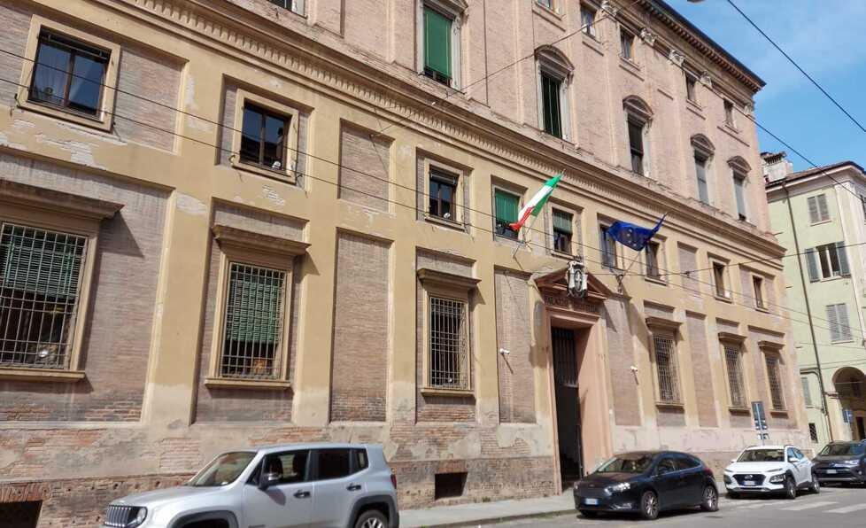 Vengono sfrattati e abbandonano il cane alla catena