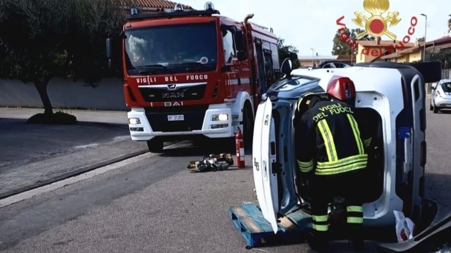 L’auto si ribalta in pieno centro, la conducente resta intrappolata tra le lamiere