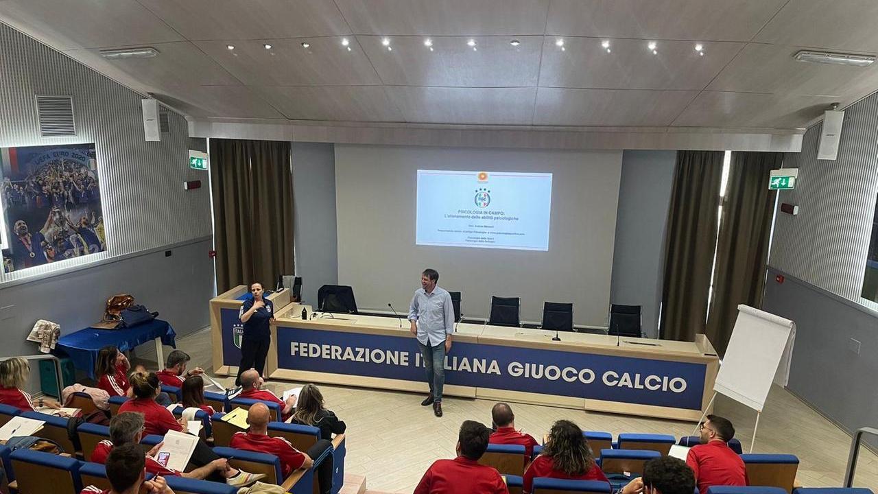 Arbitri aggrediti, il parere dello psicologo sportivo: «Non c’è più rispetto per l’autorità che decide»