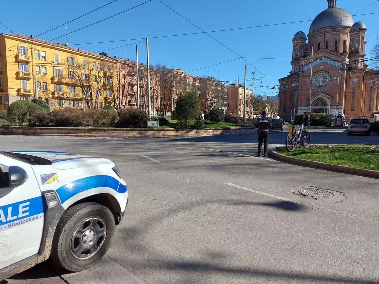 Auto contro bici nella rotatoria di Natale Bruni, grave ciclista