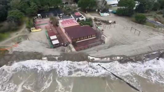 Lidi, il mare divora la spiaggia: si studiano le contromosse