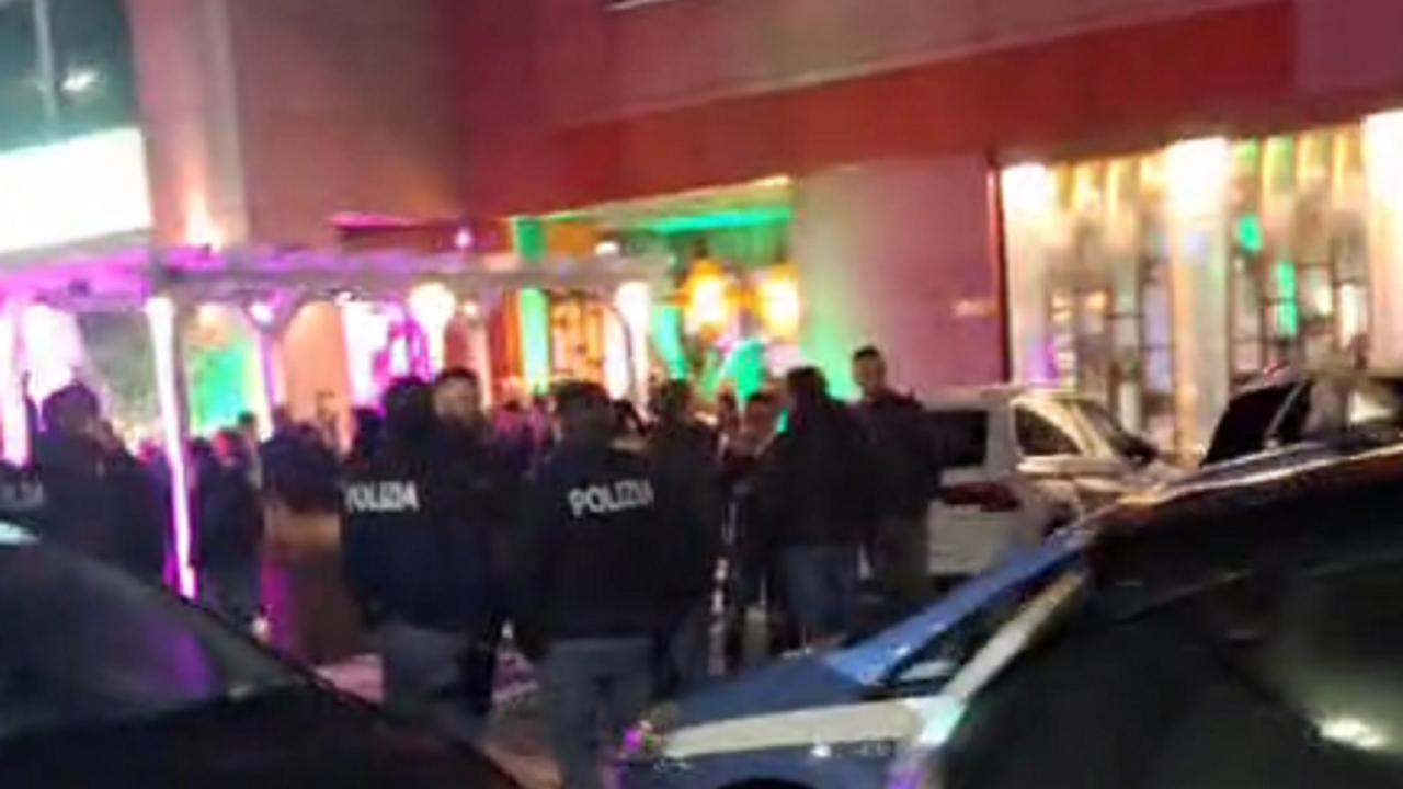 La polizia fuori dal "Sardelli Lounge bar"