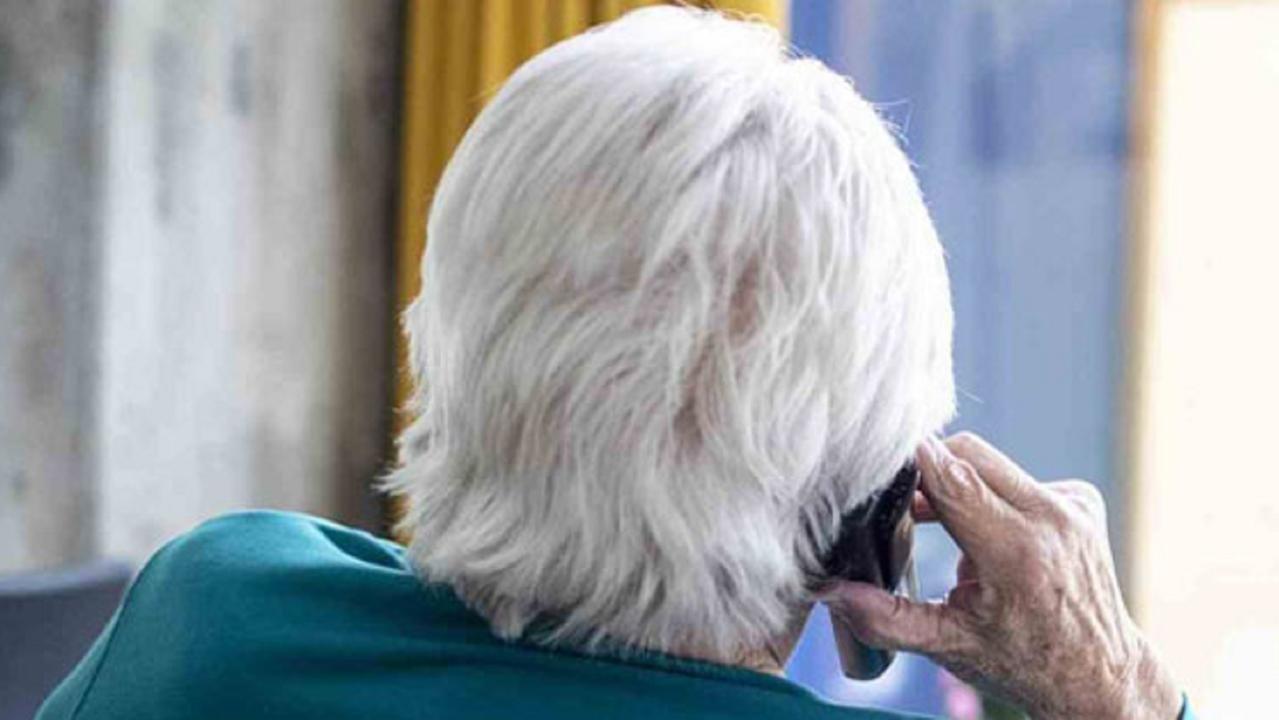 Un'anziana truffata (foto d'archivio)