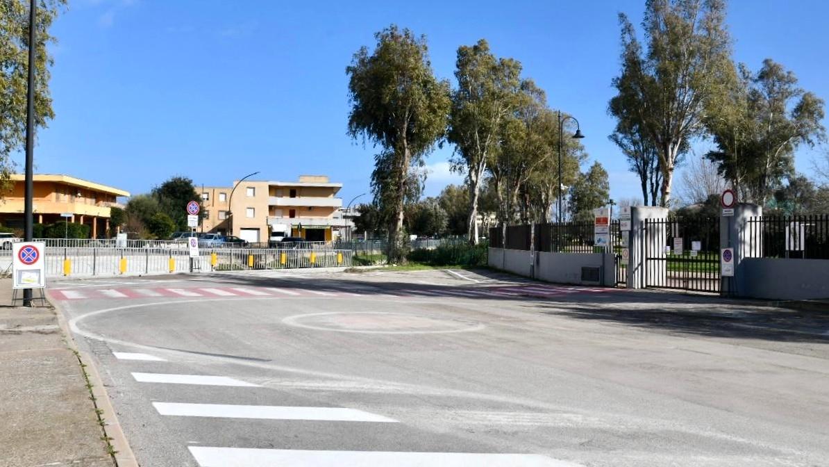 Olbia, mini rotatoria e nuova segnaletica: stop al caos davanti al parco Fausto Noce