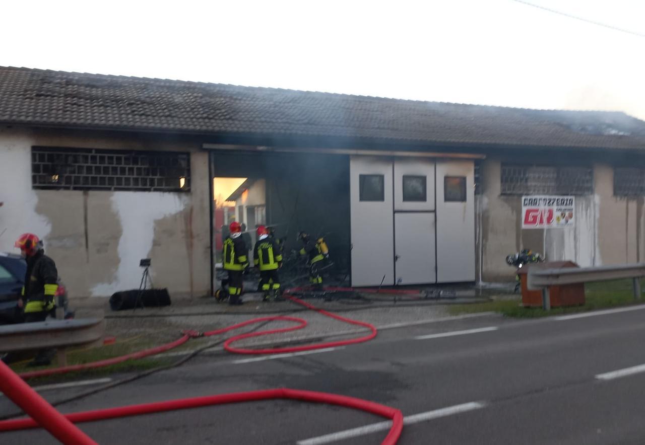 Incendio a San Giovanni della Fossa, in fiamme l’autocarrozzeria G.R. Evolution