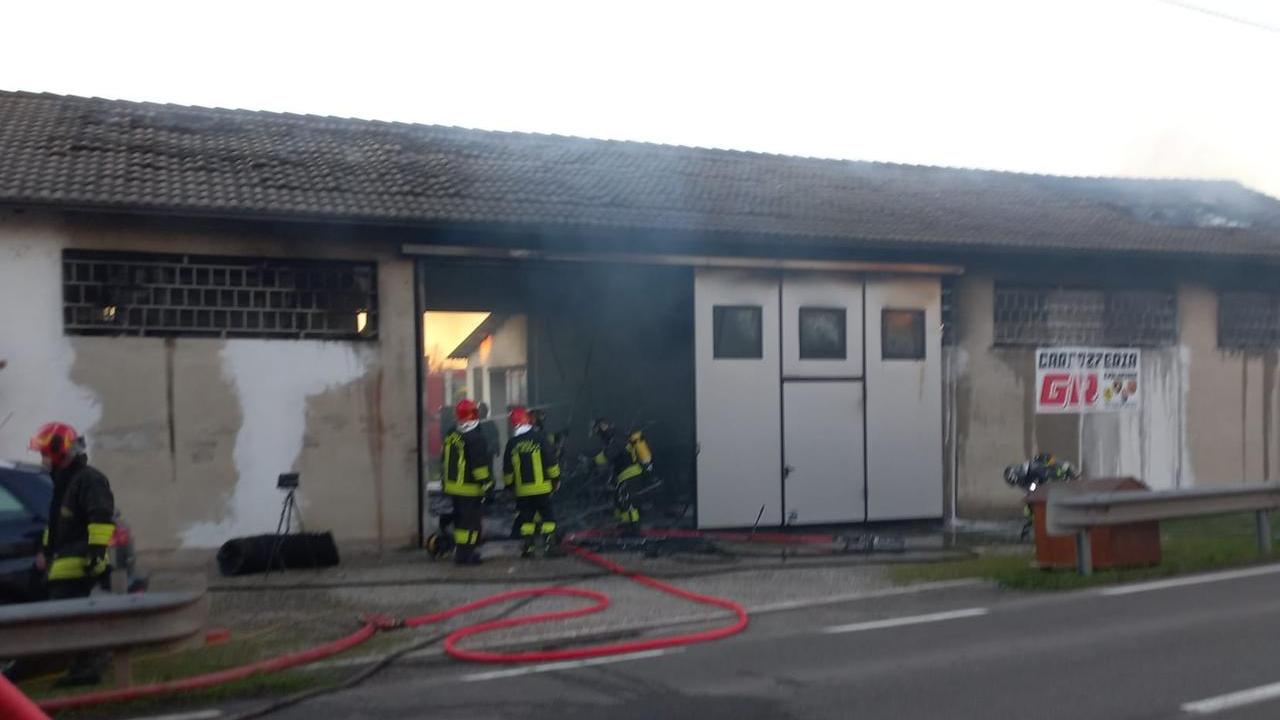 Incendio a San Giovanni della Fossa, in fiamme l’autocarrozzeria G.R. Evolution