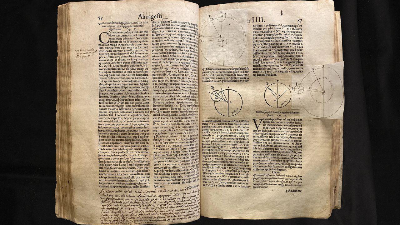 
	La copia dell'Almagesto postillata da Galileo Galilei (foto Biblioteca nazionale centrale di Firenze)

