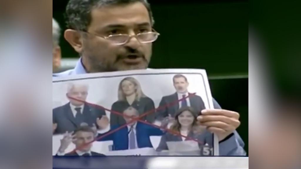 Teheran, deputato strappa in aula una foto di Sergio Mattarella e dei leader europei