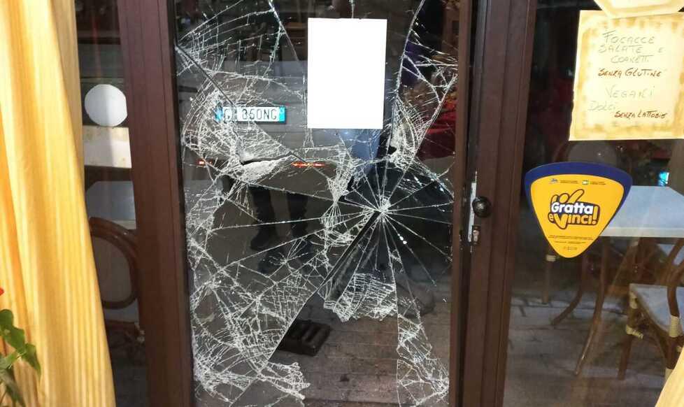 
	La porta d&rsquo;ingresso del bar- tabacchi &ldquo;Paolini&rdquo; di via Taddeini a Montespertoli distrutta con un tombino

