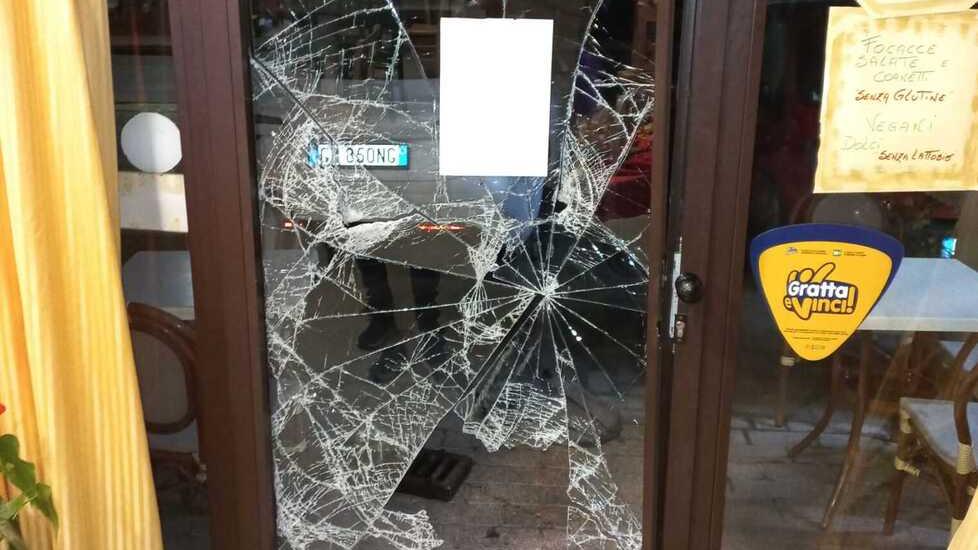 La porta d’ingresso del bar- tabacchi “Paolini” di via Taddeini a Montespertoli distrutta con un tombino