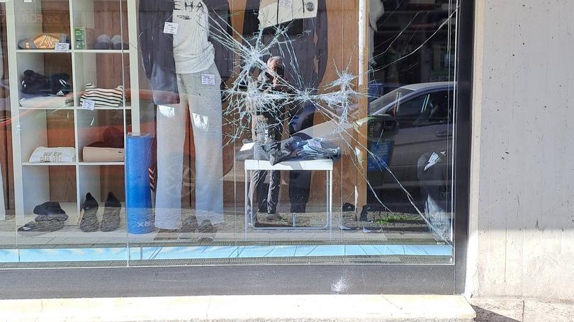 Doppia spaccata in pochi giorni al negozio Sport Life di San Faustino a Modena