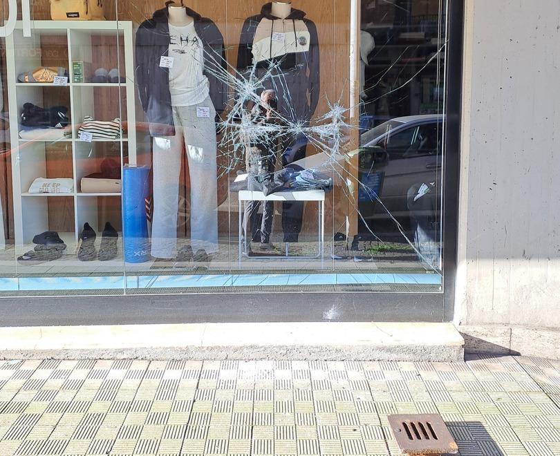 
	La vetrina di Sport Life danneggiata

