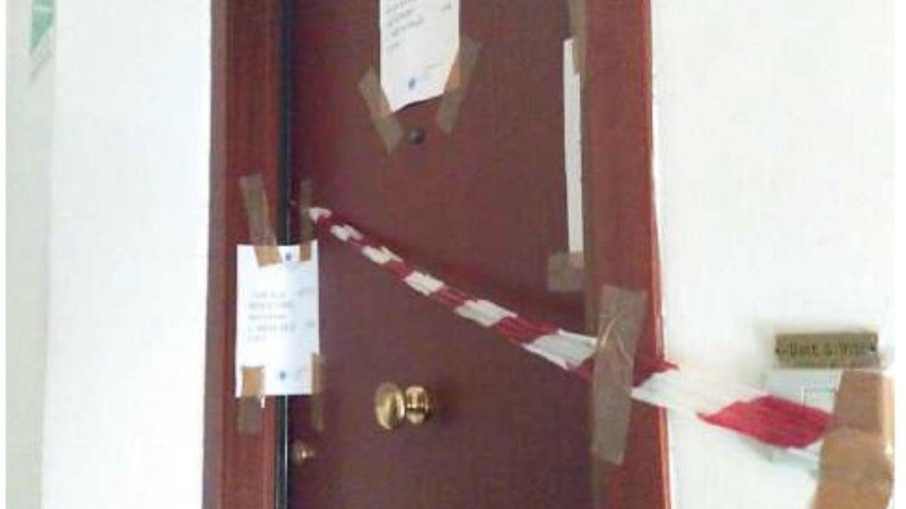 I sigilli apposti dalla polizia alla porta dell’appartamento di via Podgora