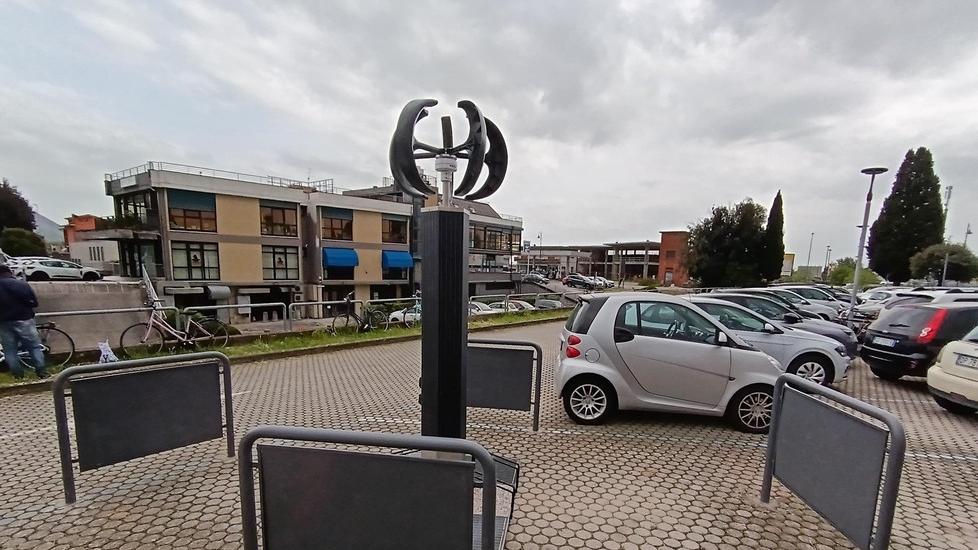 Il parcheggio di via Cividale dove è spuntato l’uomo con la mazza da baseball