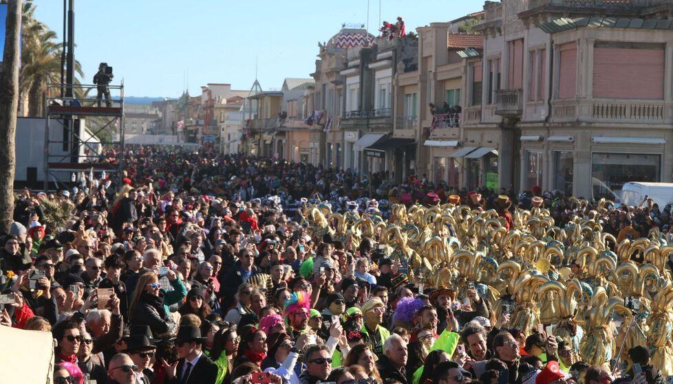 A Carnevale? Ogni record vale. A Viareggio un martedì grasso show: telecamere, sole e super incasso