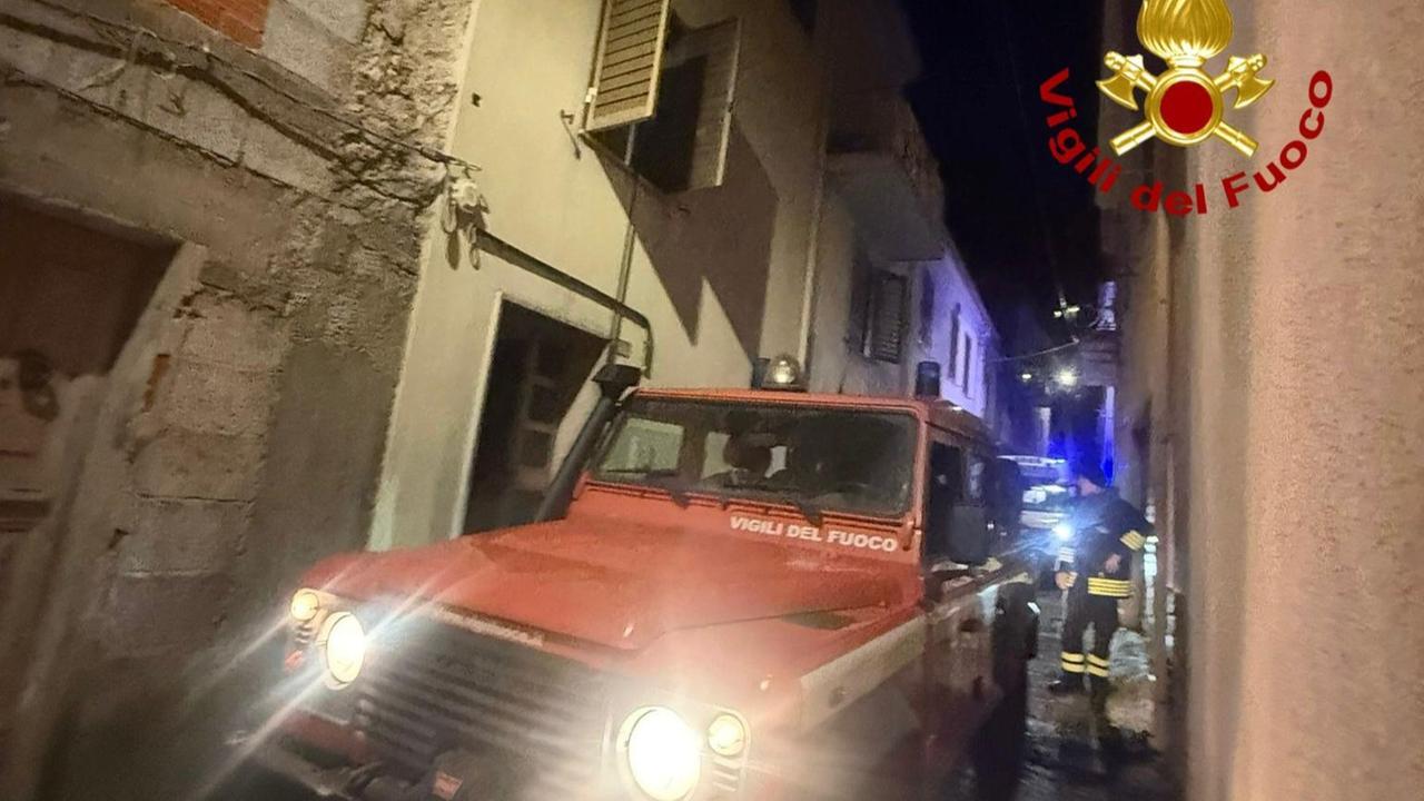 Paura per l’incendio in un appartamento: in salvo tre persone
