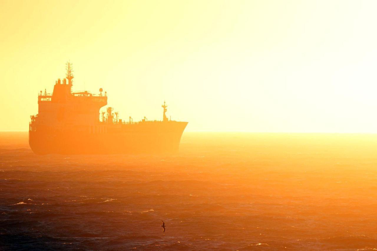 Livorno, la barca in un bagno di tramonto