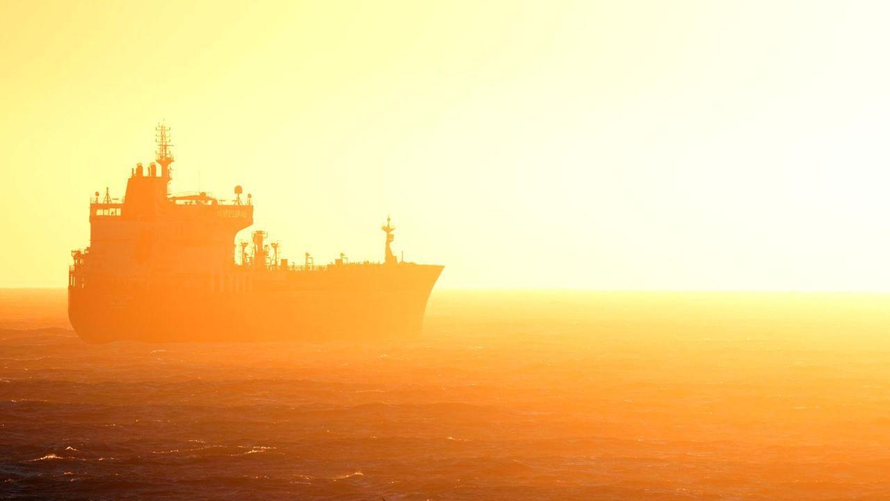Livorno, la barca in un bagno di tramonto