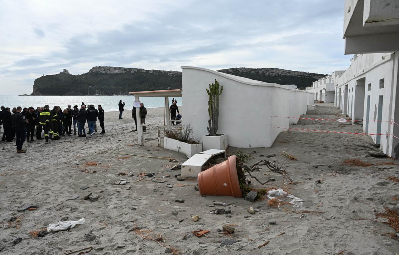 Cagliari la spiaggia del Poeto dopo il ciclone Harry