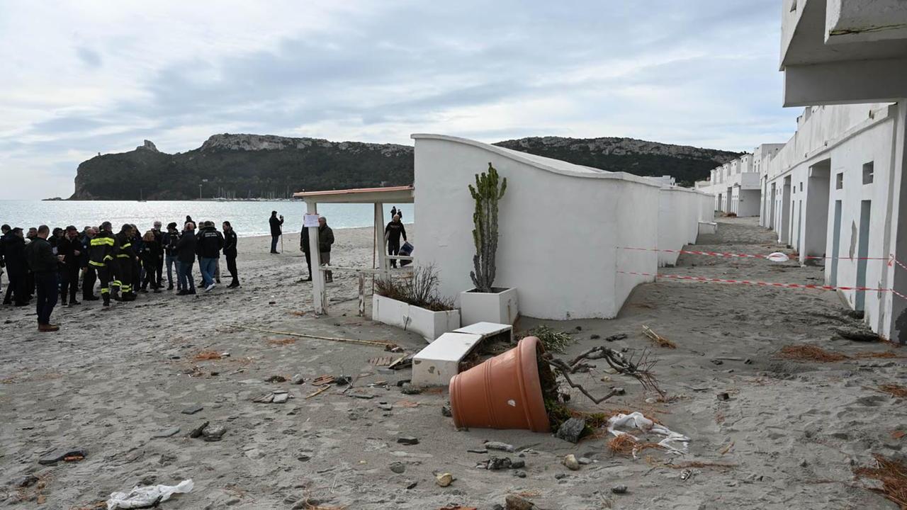 Cagliari la spiaggia del Poeto dopo il ciclone Harry
