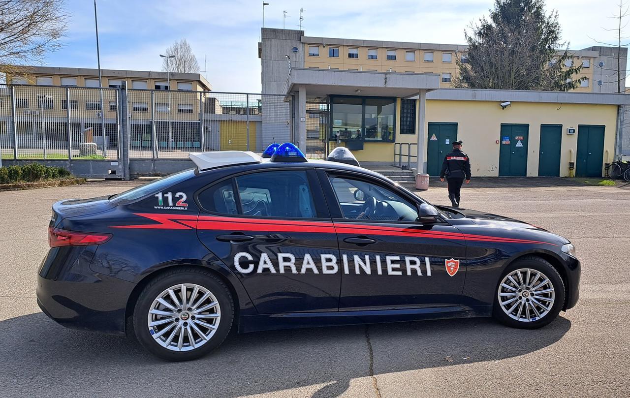 Ai domiciliari per spaccio, evade più volte anche per fare shopping: torna in cella