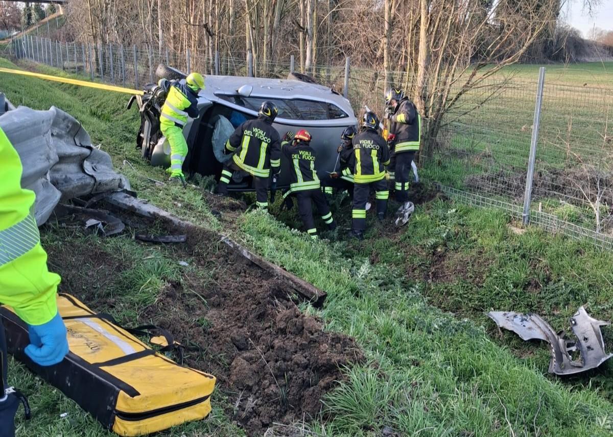 Ferrara, esce di strada e finisce nel fosso: uomo estratto dalle lamiere