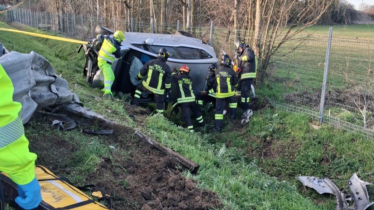 Ferrara, esce di strada e finisce nel fosso: uomo estratto dalle lamiere