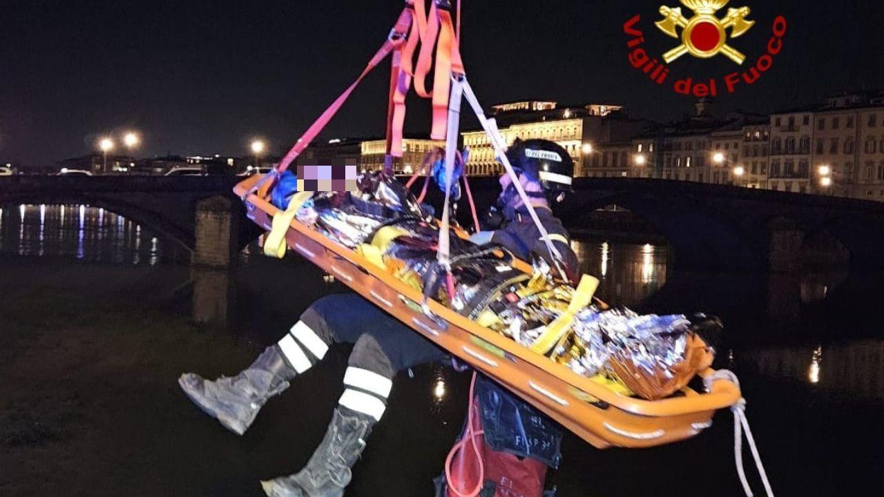 Firenze, i vigili del fuoco salvano un 26enne caduto nell’Arno