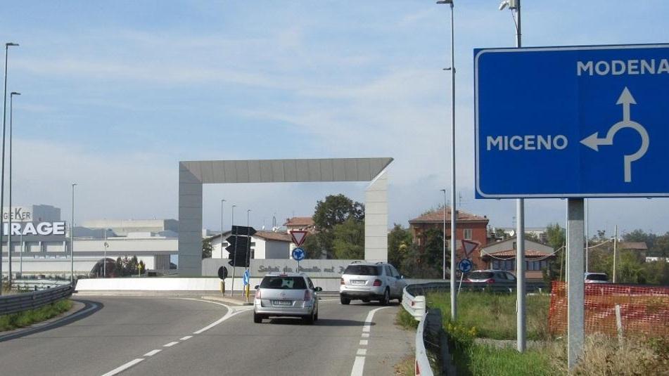 La rotatoria della ceramica Mirage a Sant'Antonio di Pavullo